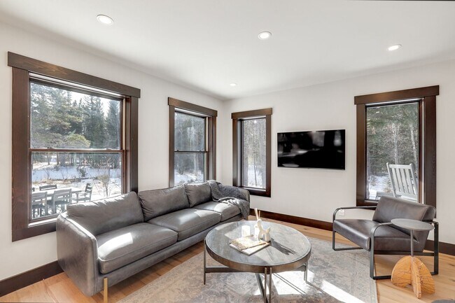 Building Photo - Luxury 3 bedoom/2.5 bathroom Home w/ Hot Tub