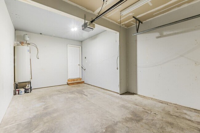 Building Photo - 3 bed 2 bath townhome