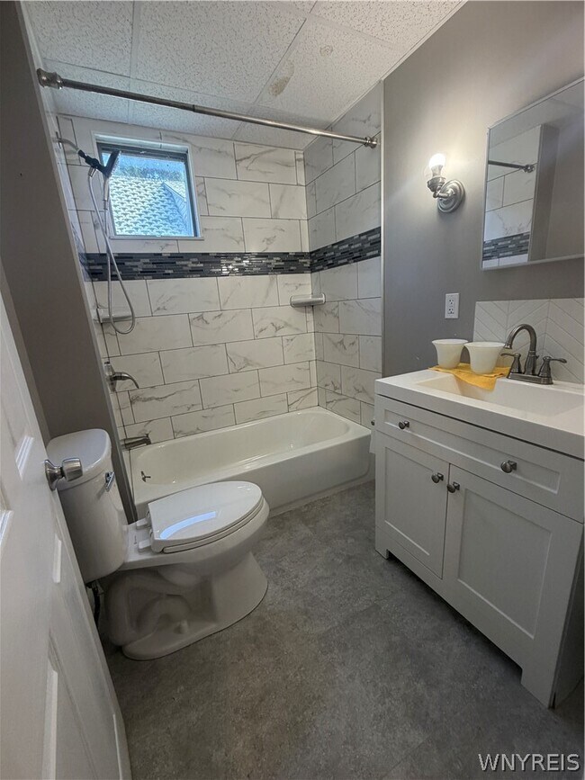Building Photo - 94 Reo Ave