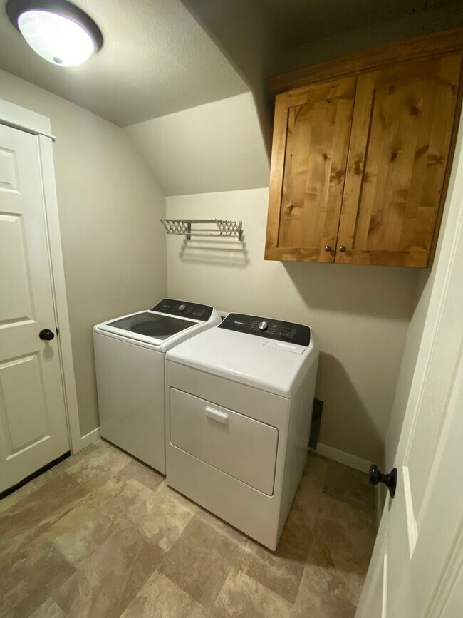 Building Photo - Spacious 3-Bedroom Home with Bonus Room in...