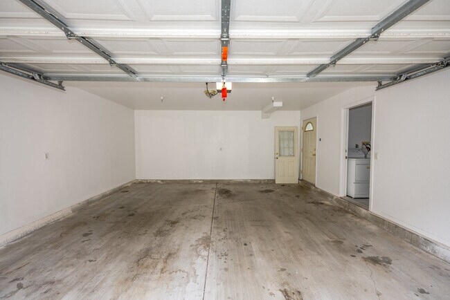 2-car garage, laundry rm - 515 S Shelton St