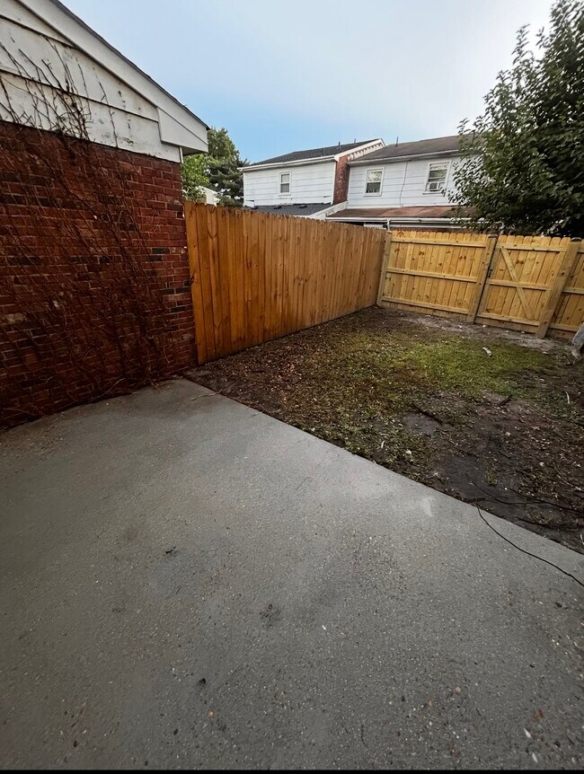 Building Photo - 813 S Grosvenor Ct