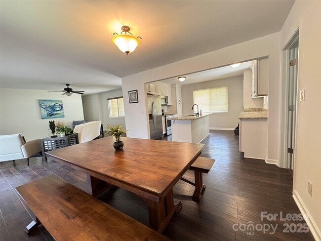 Building Photo - 120 Rustic Way Ln