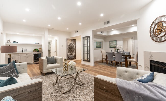 Building Photo - 828 S Bedford St