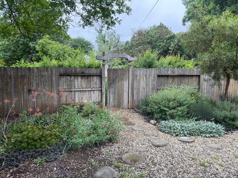 Building Photo - 1440 Laburnum Ave