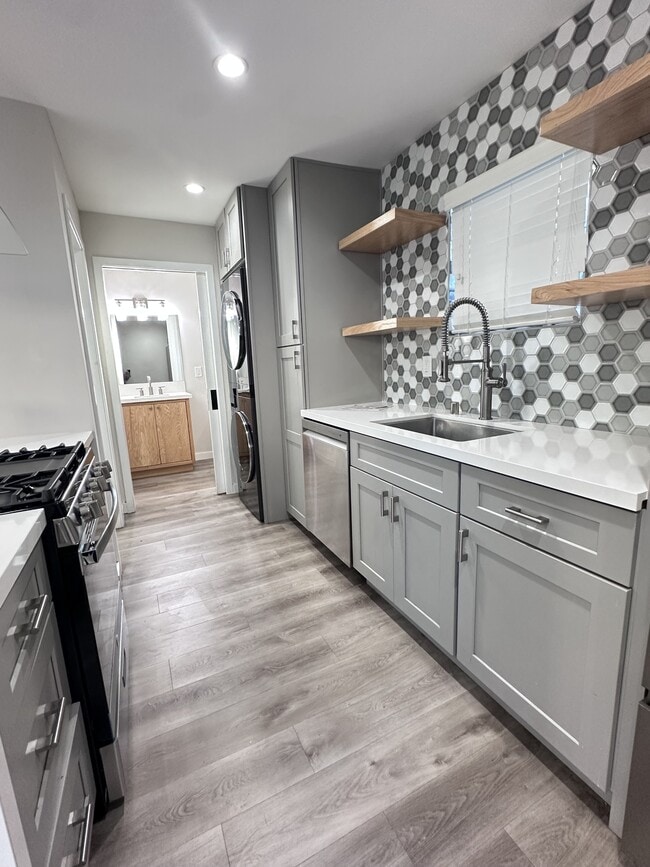 Building Photo - 1483 Fern Ave