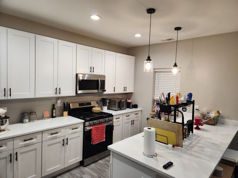 Building Photo - 4051 S Prairie Ave