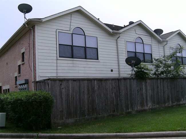 Building Photo - 5941 S Loop E