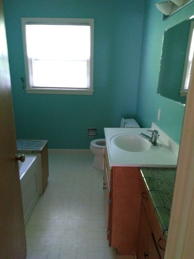 Building Photo - Charming Midvale Heights Ranch