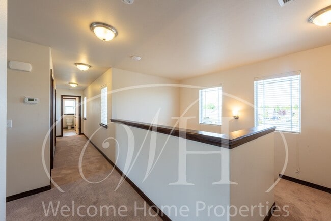 Building Photo - Newer Large Home in Great Neighborhood wit...