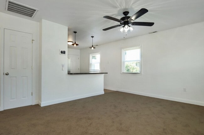 Building Photo - 1914 Somerville Dr