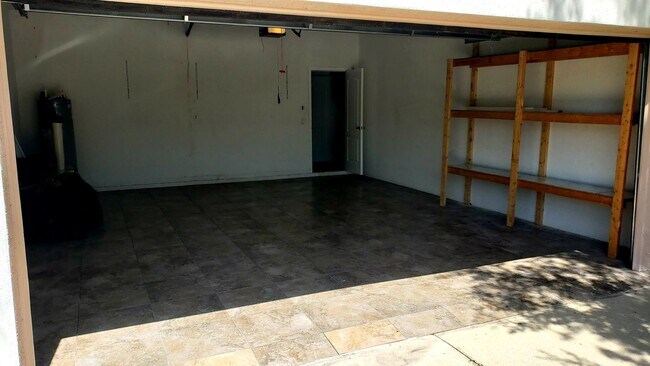 Building Photo - 3 bed 2 bath home