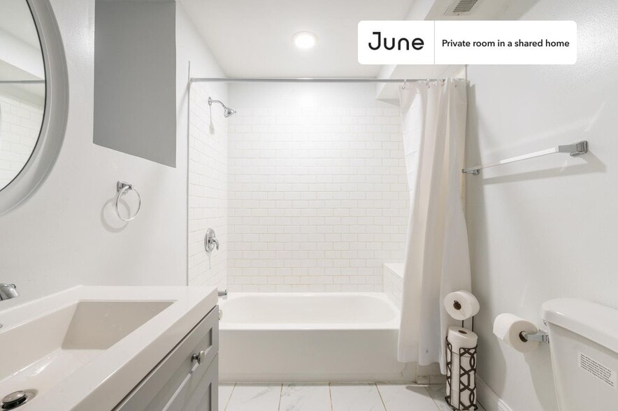 Building Photo - Room in Shared 3 bed/2 bath home in Near West Side