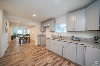 Building Photo - 803 E 89th St
