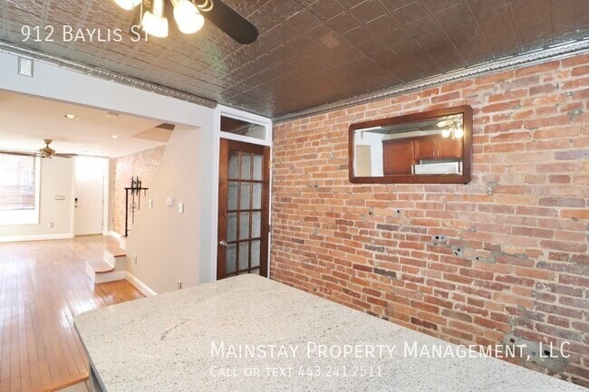 Building Photo - 2 Bedroom Rowhome w/ Rooftop Deck!