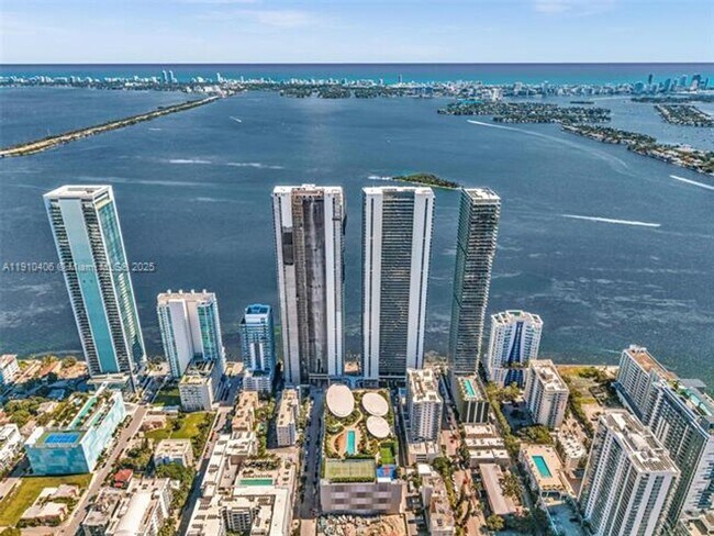 Building Photo - 700 NE 24th St