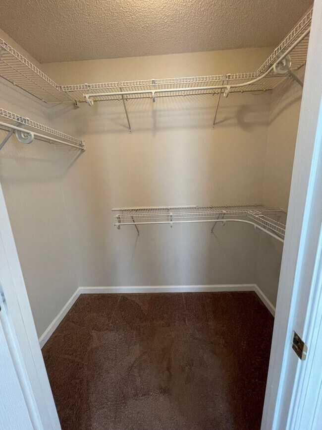 Building Photo - Great Location!  Townhouse with a Garage