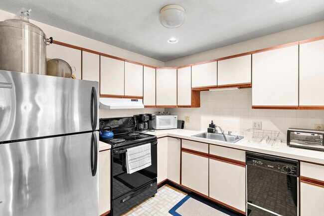 Building Photo - 170 Highland Ave