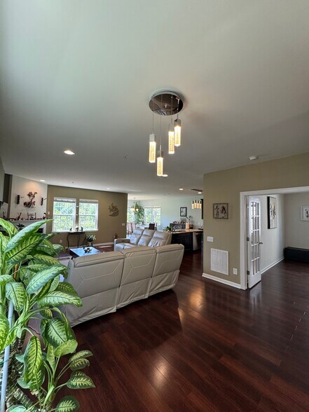 Building Photo - 537 Prizer Ct