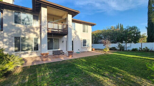 Building Photo - Gorgeous home on the Golf Course in a gated community.