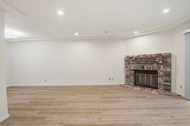 Building Photo - 2 bedroom 2 bath condo located at 406 W. Charleston Rd, Palo Alto 94301