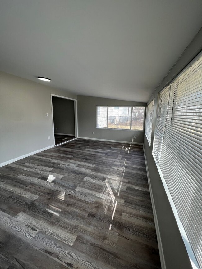 Building Photo - 3 Bedroom Beautifully updated Ranch