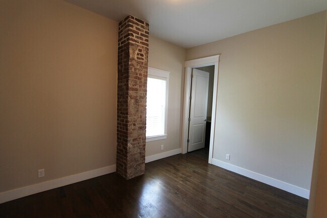 Building Photo - Midtown Renovated Duplex - Hardwood Floors, Exposed Brick
