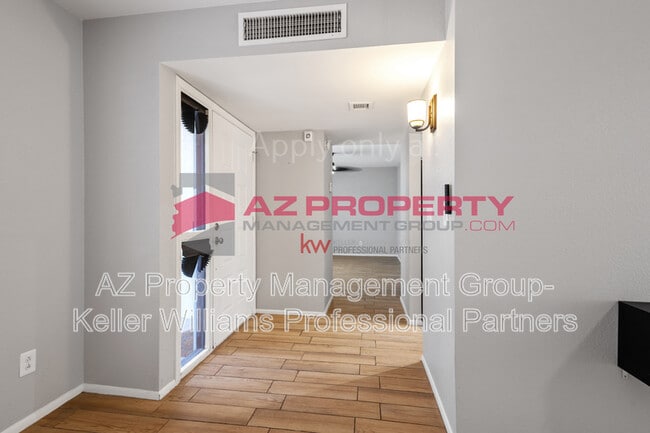 Building Photo - 938 E Villa Maria Dr