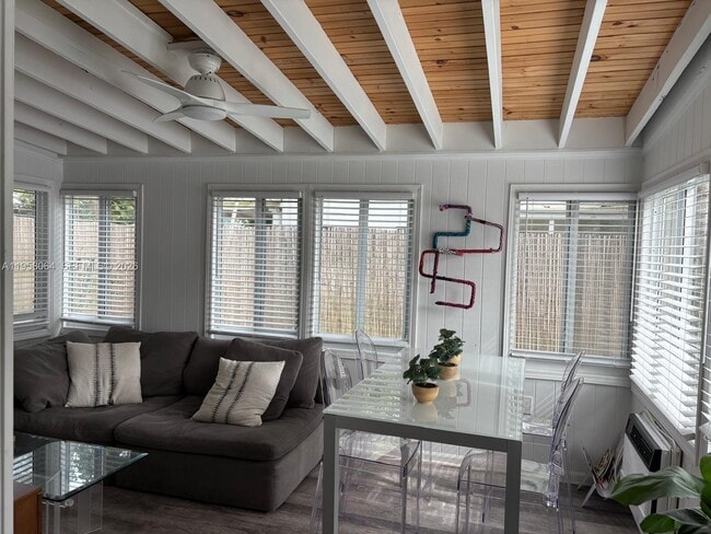 Building Photo - 3525 Poinciana Ave