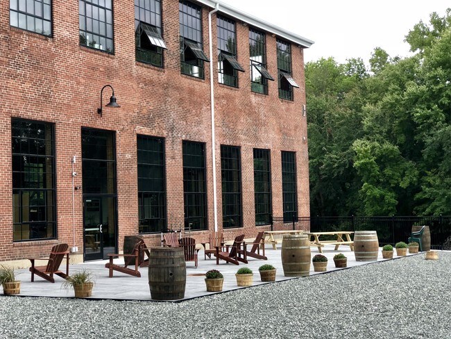 Building Photo - 334 Knight St