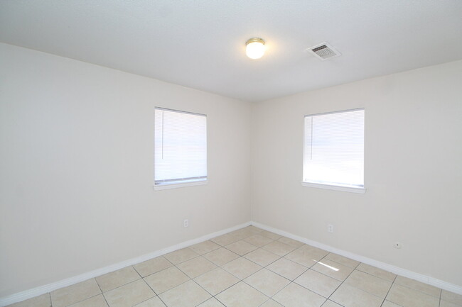 Building Photo - Affordable 2BR Duplex Near UWF — All Tile,...