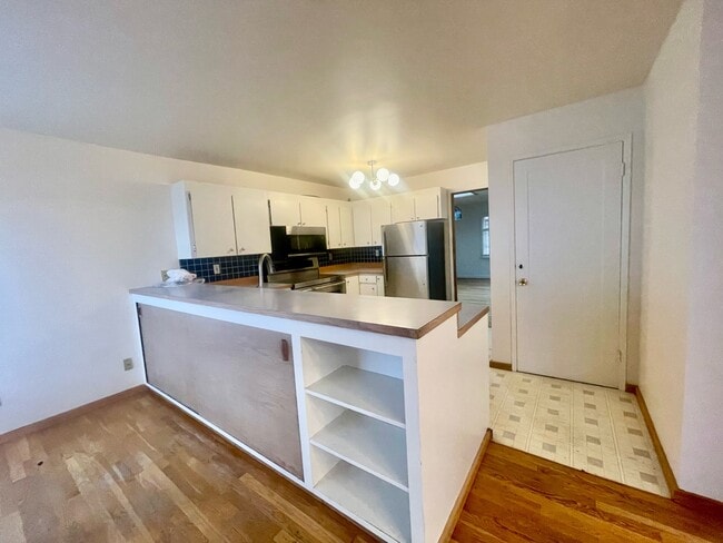 Building Photo - 3245 31st Ave W