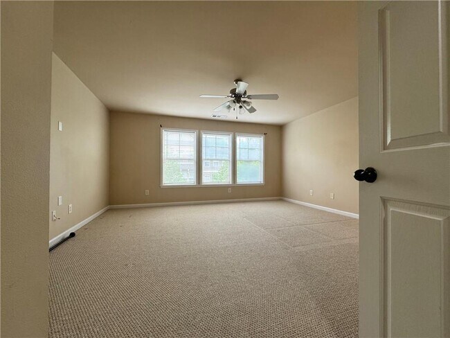 Building Photo - 738 Grove Manor Park