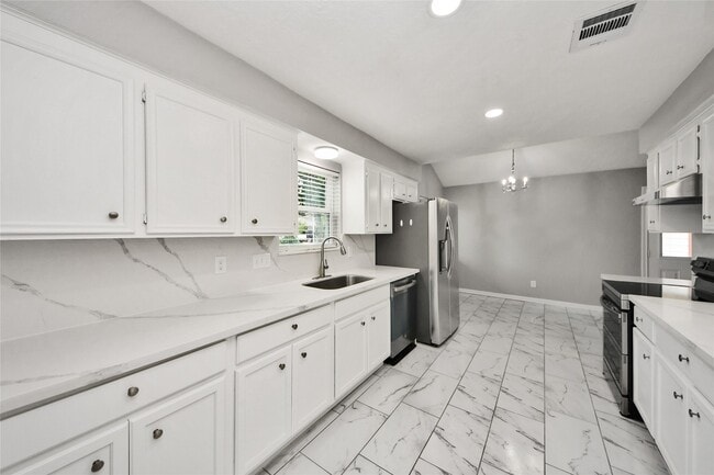Building Photo - 15834 Fern Basin Dr