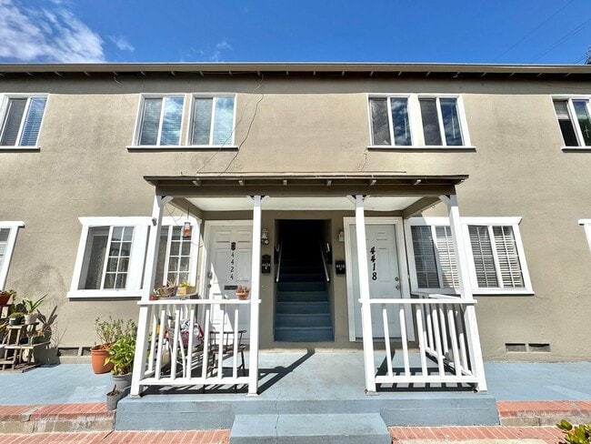 Building Photo - An apartment with character! Hardwood floors, built-ins - TOP FLOOR - 1 Bed / 1 Bath!