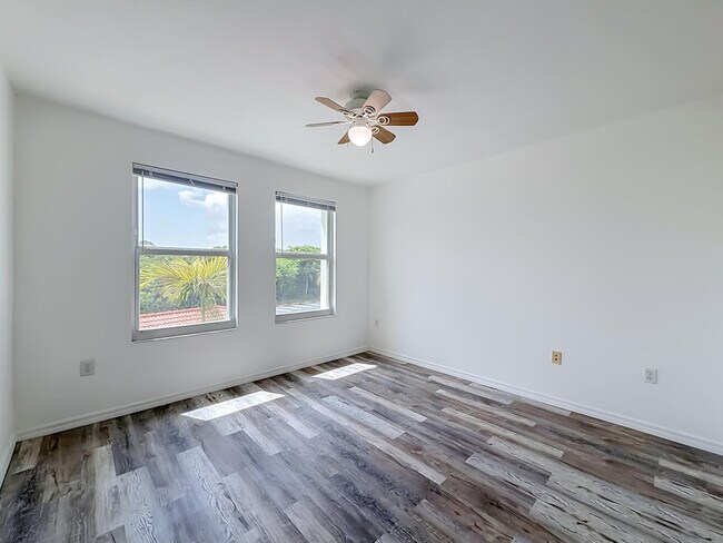Building Photo - 1119 Villa Cir