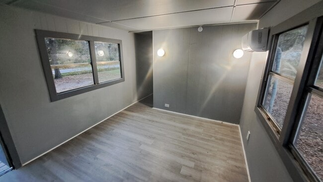 Building Photo - 613 4th St