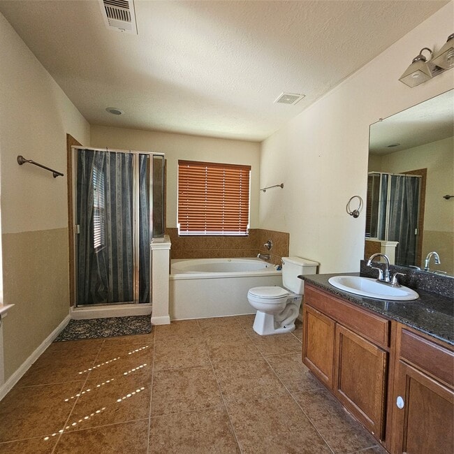 Building Photo - 11727 Madison Oak St