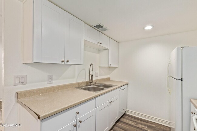 Building Photo - 3131 W Cochise Dr