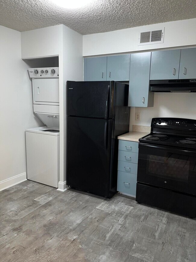 Building Photo - 6104 Glenmoor Dr