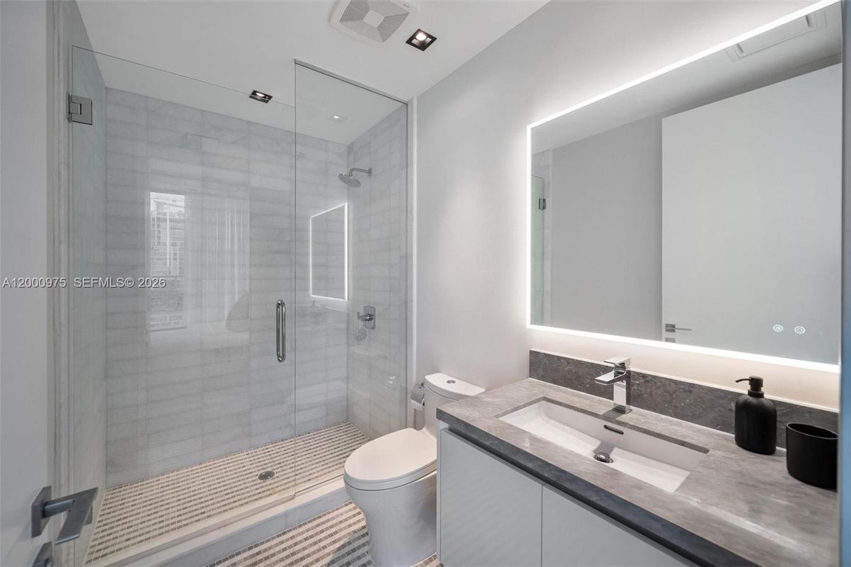 Building Photo - 700 NE 26th Terrace