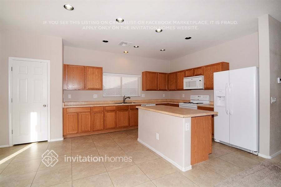 Building Photo - 18553 W Mariposa Dr