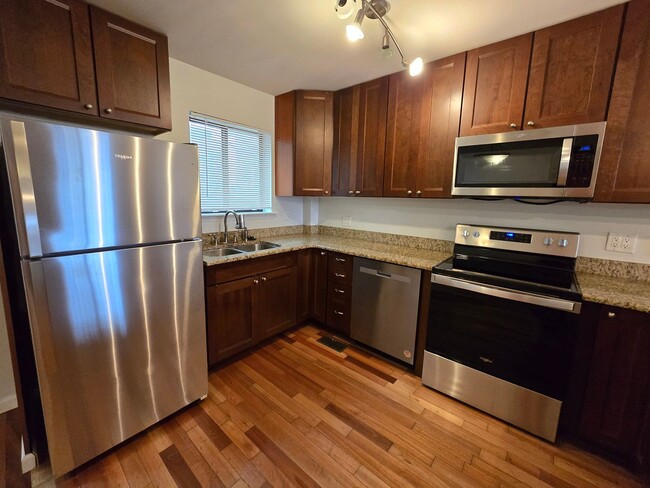 Building Photo - WASHINGTON SQUARE 2 BED 2 BATH BILEVEL APA...