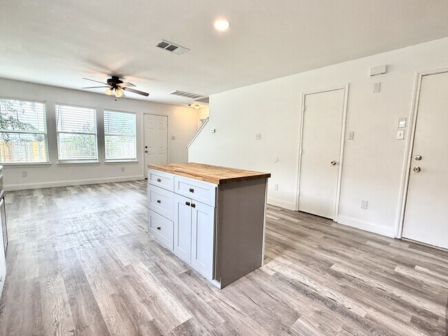 Building Photo - 529 W Metcalfe St