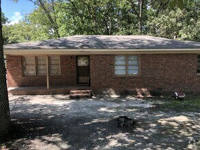 Building Photo - 3 Bedroom Brick House - Vouchers Accepted