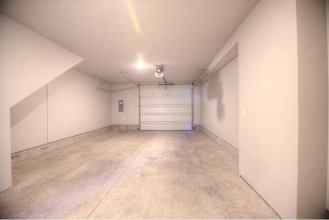 Building Photo - 607 NE 92nd Ave