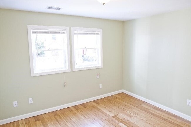 Building Photo - 35 Forbes St