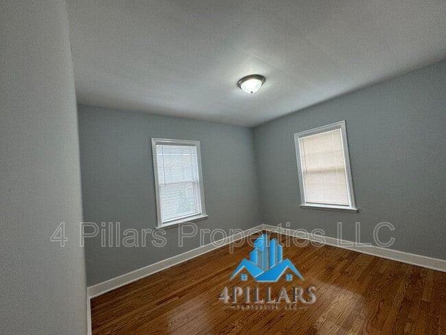 Building Photo - 1715 Parkview Ave