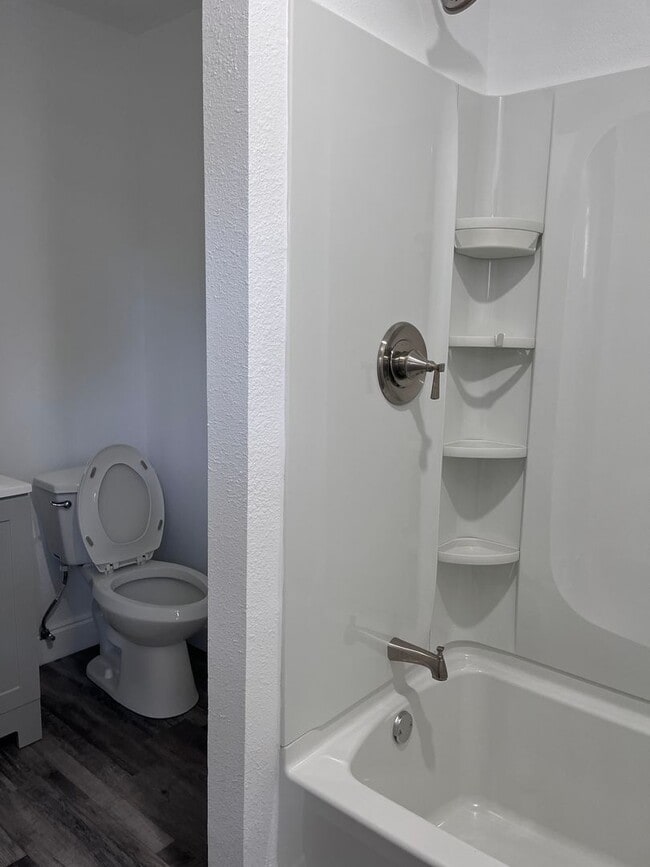 Building Photo - Beautiful 2 bedroom 1 1/2 bath walking dis...
