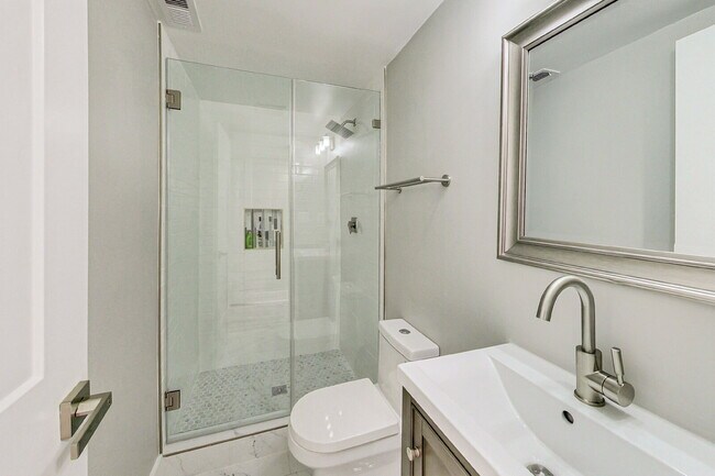 Building Photo - 1124 Owen Pl NE